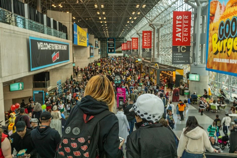 Foule de visiteurs dans le hall d'un salon de pop culture
